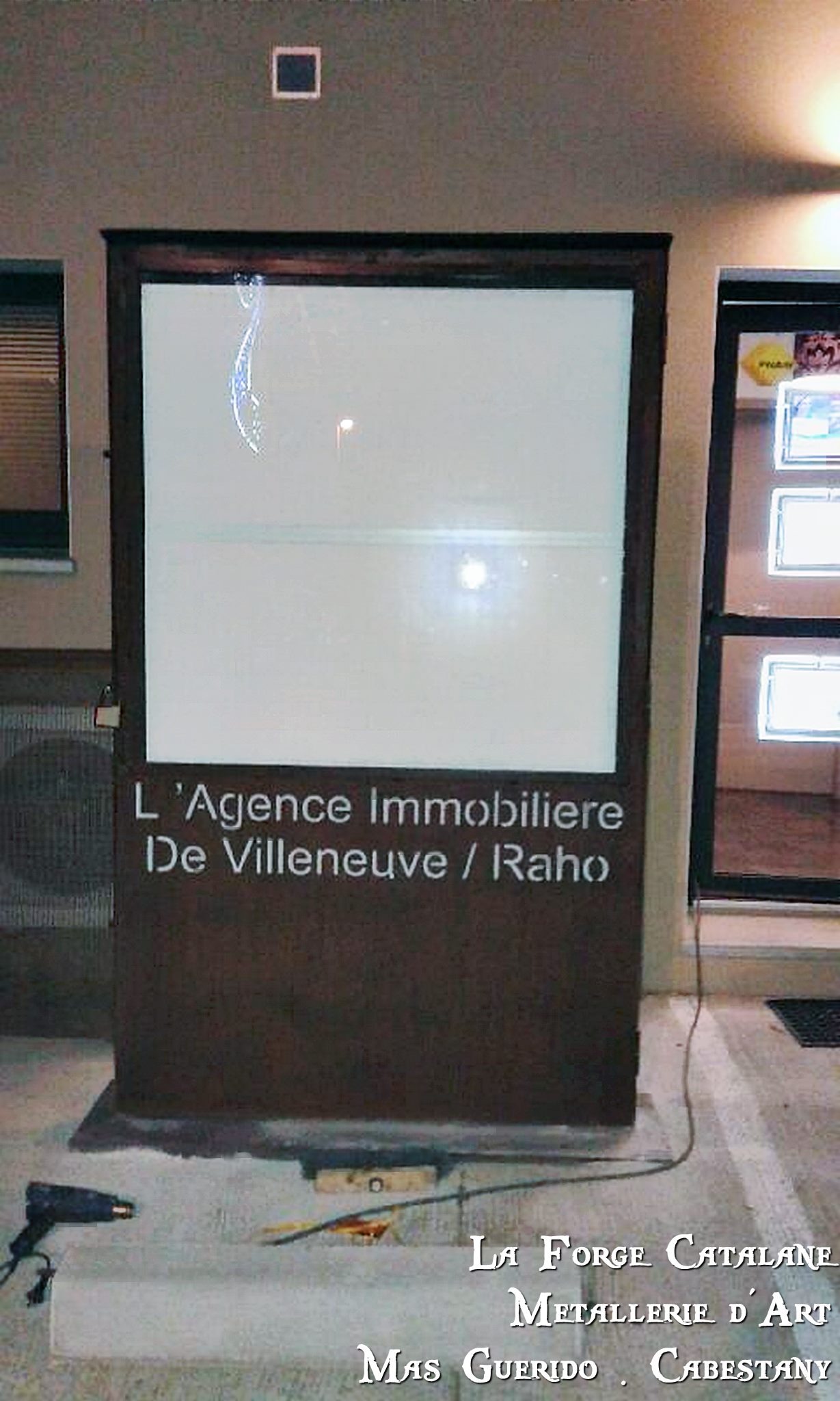 totem porte publicite illumine led agence immo forge catalane.jpg
